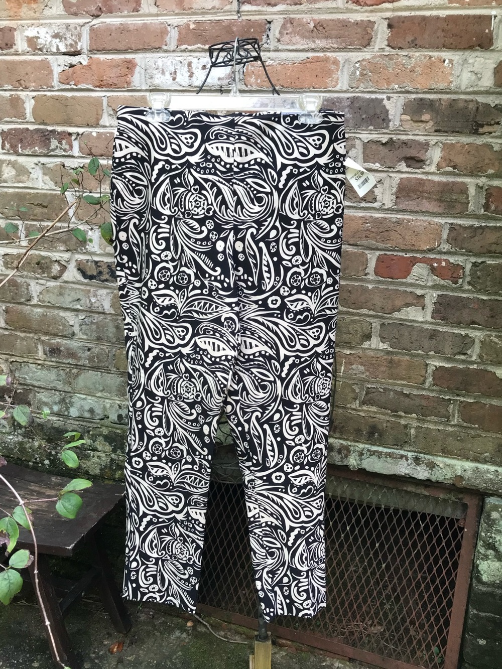 Tahari/Truth- BLACK/BEIGE FLORAL PRINT ANKLE PANTS- Size Large- NWT